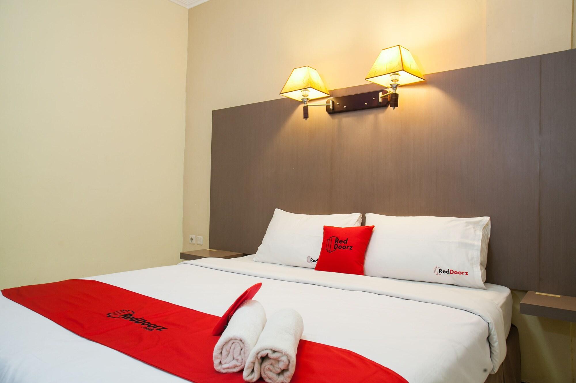Reddoorz Near Gubeng Station Hotel Surabaya Exterior photo