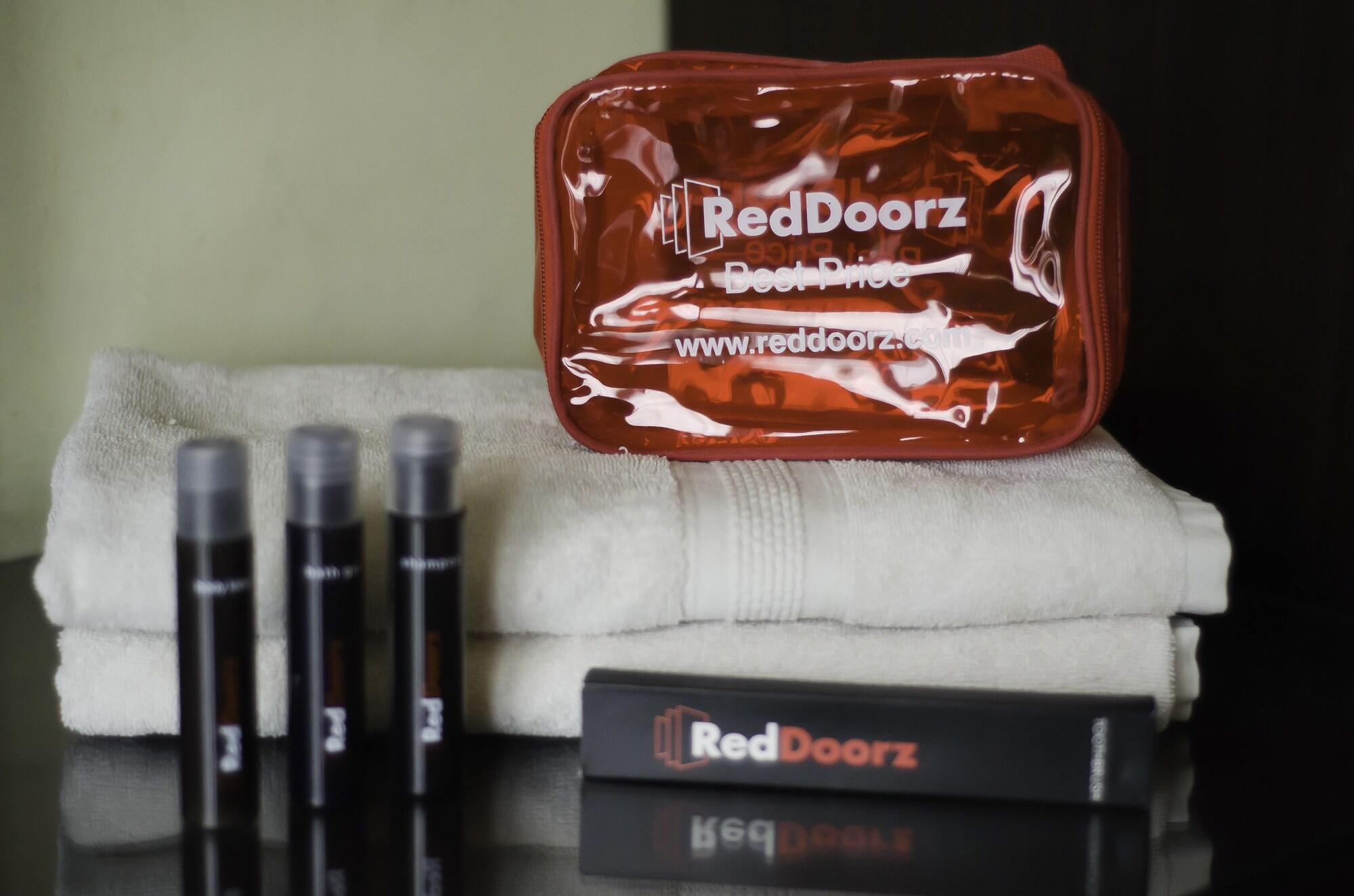 Reddoorz Near Gubeng Station Hotel Surabaya Exterior photo