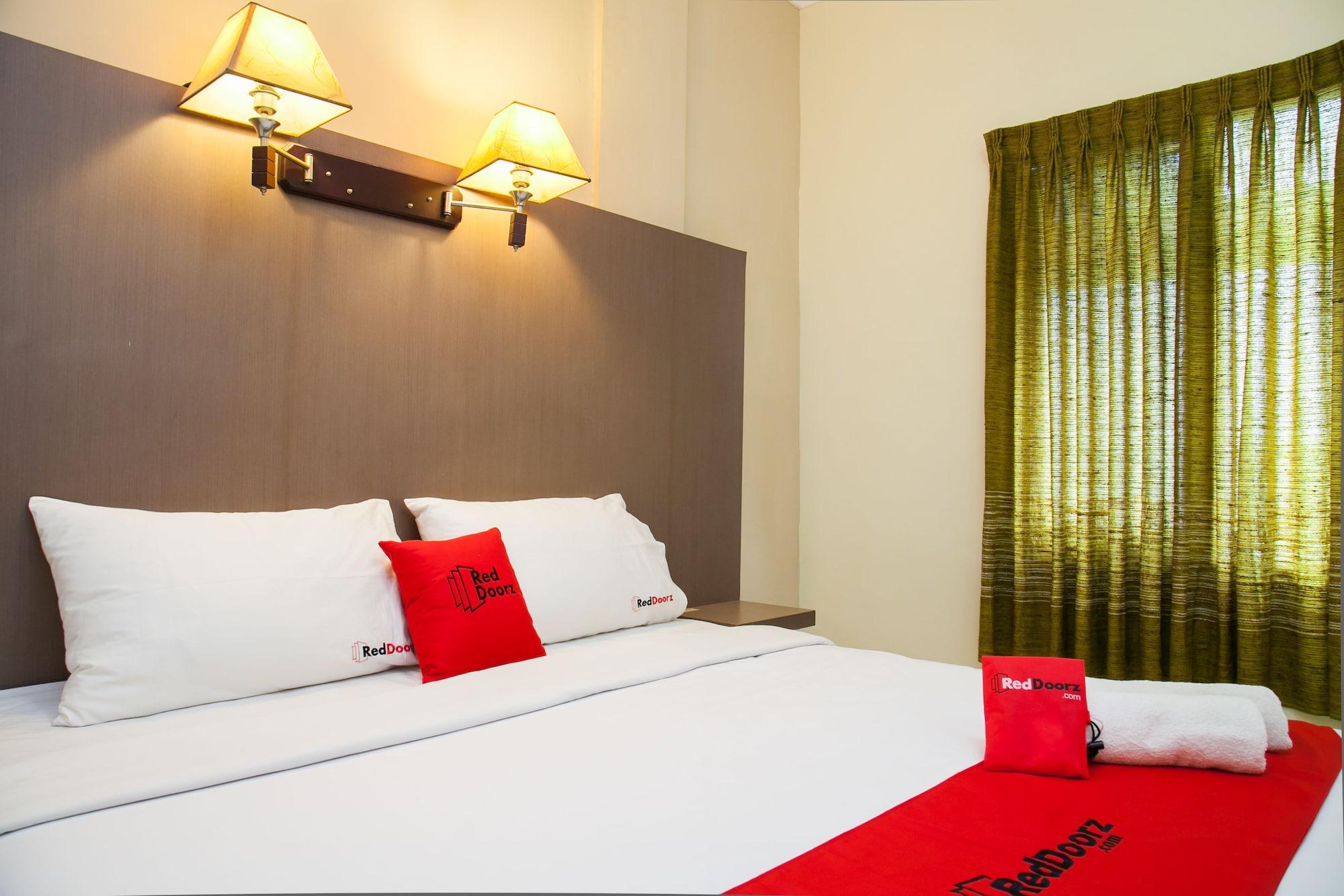 Reddoorz Near Gubeng Station Hotel Surabaya Exterior photo