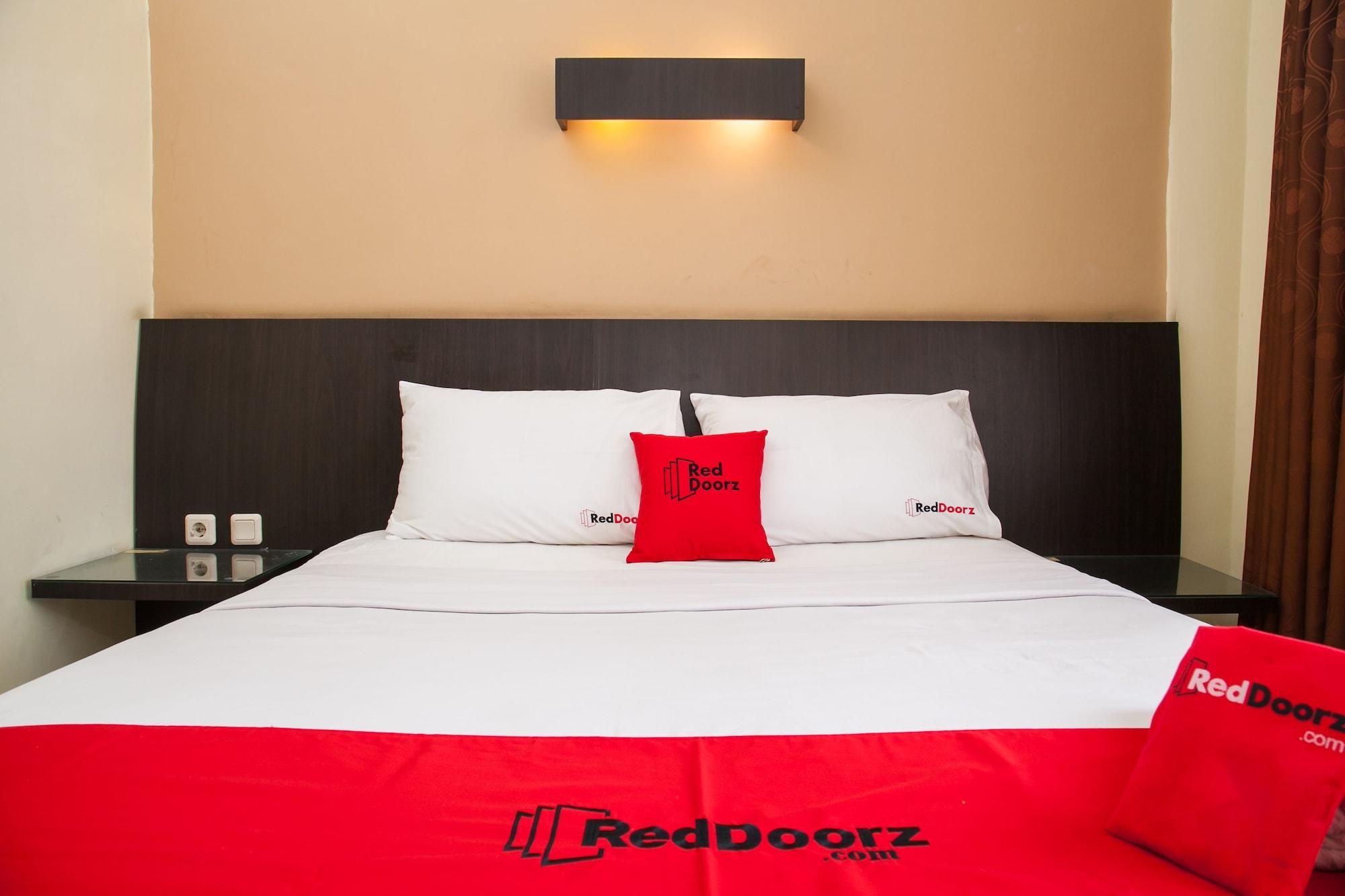 Reddoorz Near Gubeng Station Hotel Surabaya Exterior photo