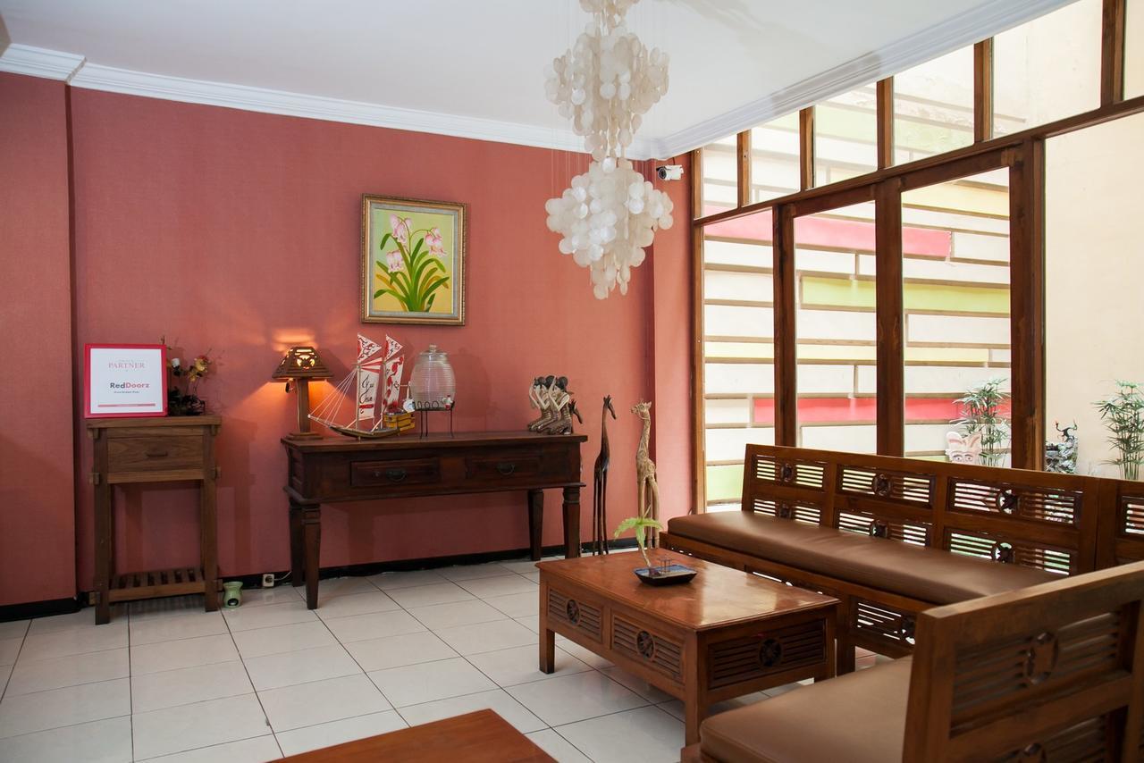 Reddoorz Near Gubeng Station Hotel Surabaya Exterior photo