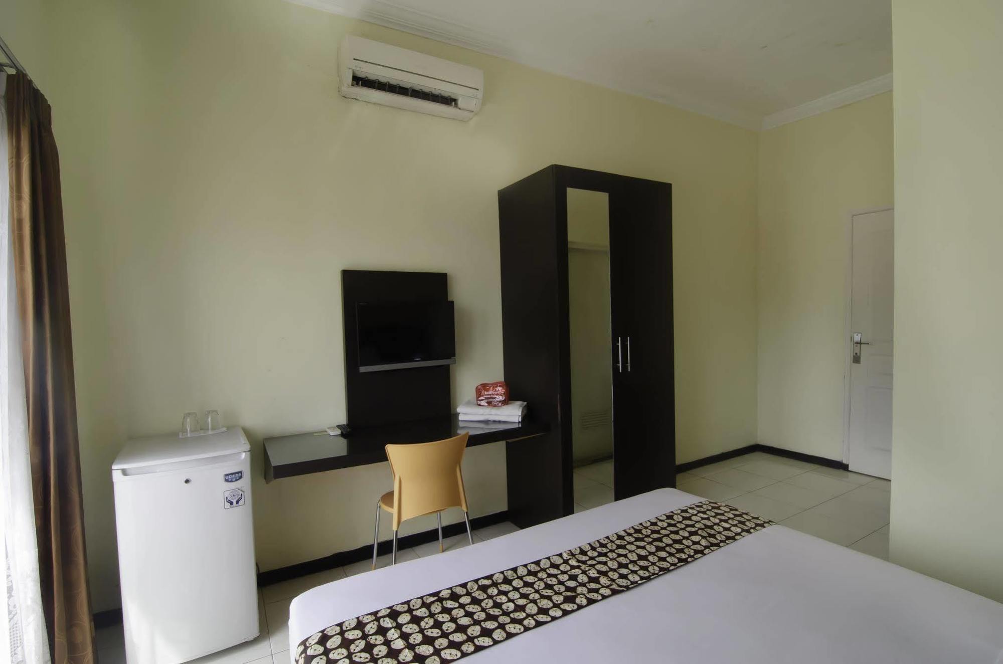 Reddoorz Near Gubeng Station Hotel Surabaya Exterior photo