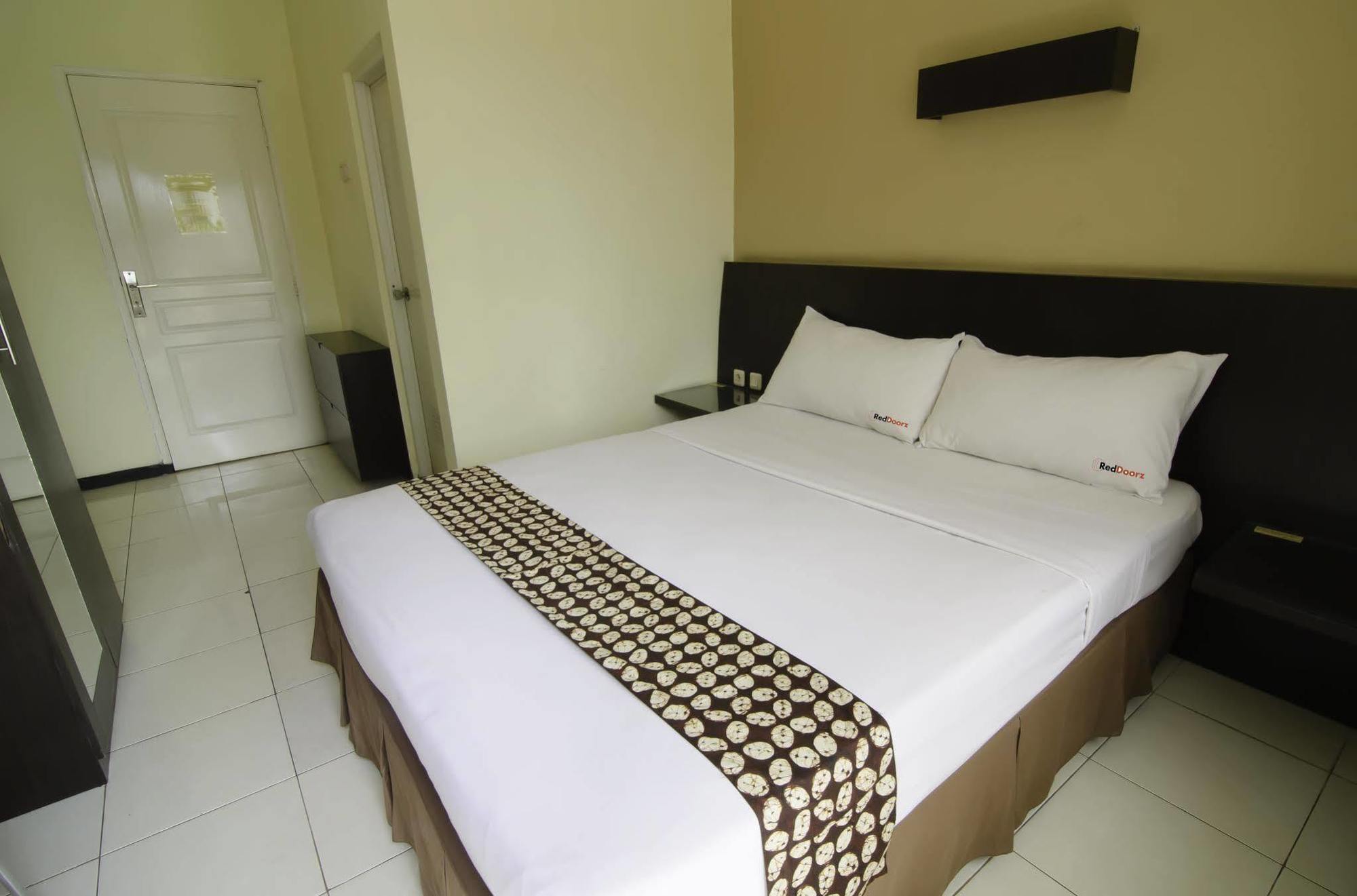 Reddoorz Near Gubeng Station Hotel Surabaya Exterior photo