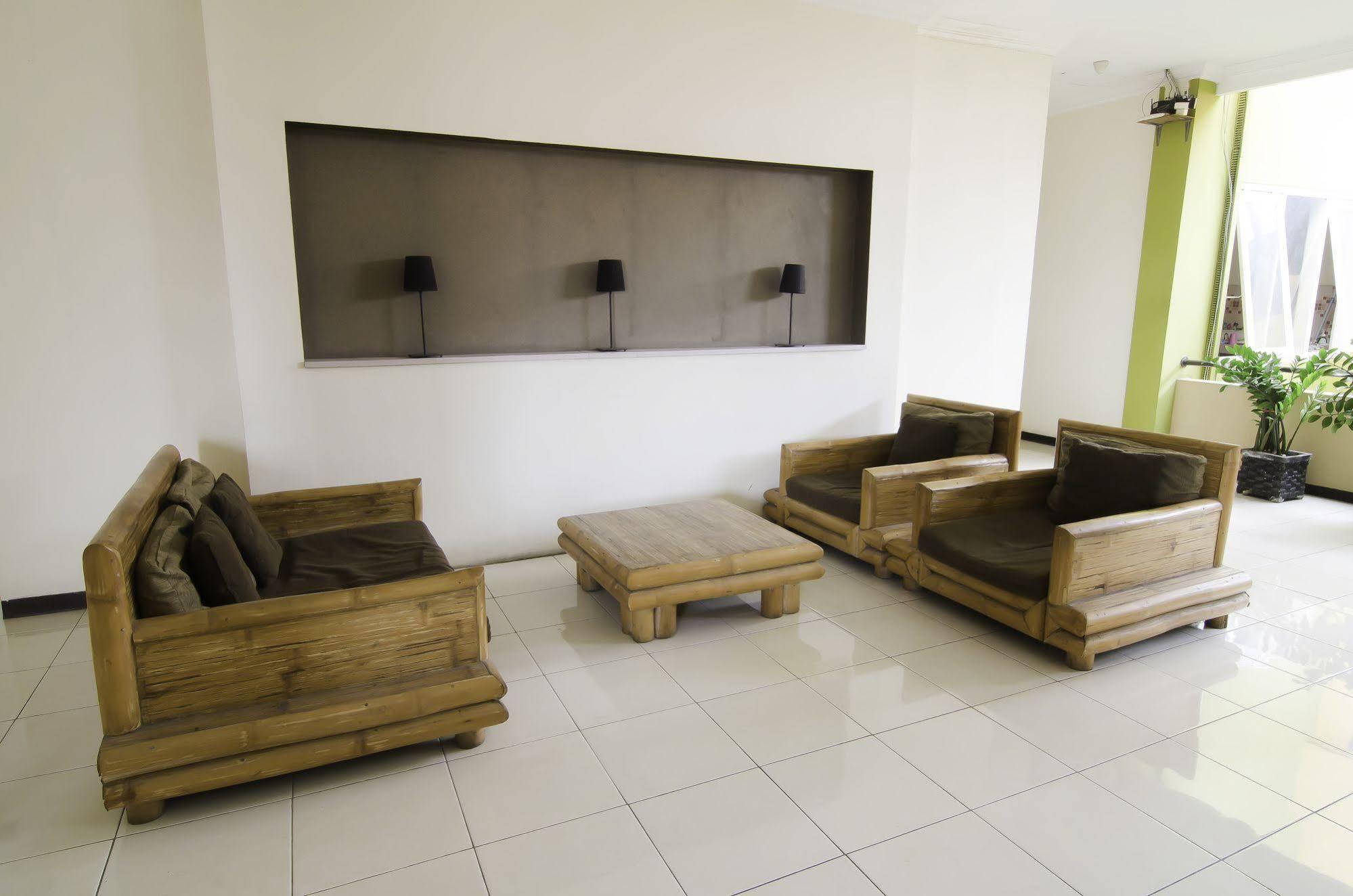 Reddoorz Near Gubeng Station Hotel Surabaya Exterior photo