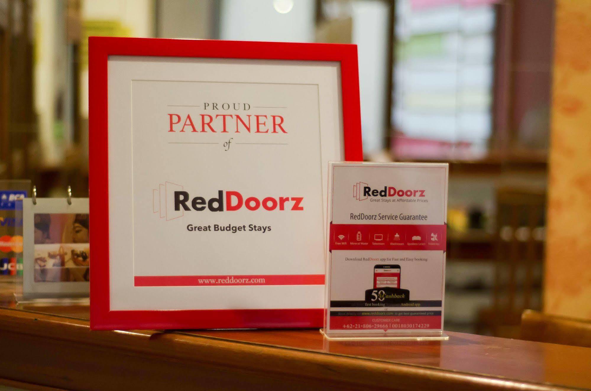 Reddoorz Near Gubeng Station Hotel Surabaya Exterior photo