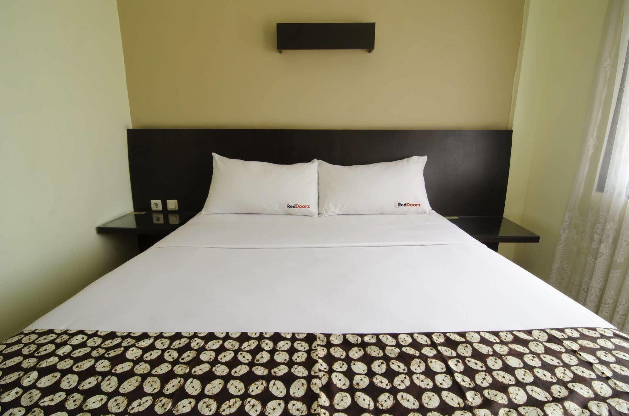 Reddoorz Near Gubeng Station Hotel Surabaya Exterior photo