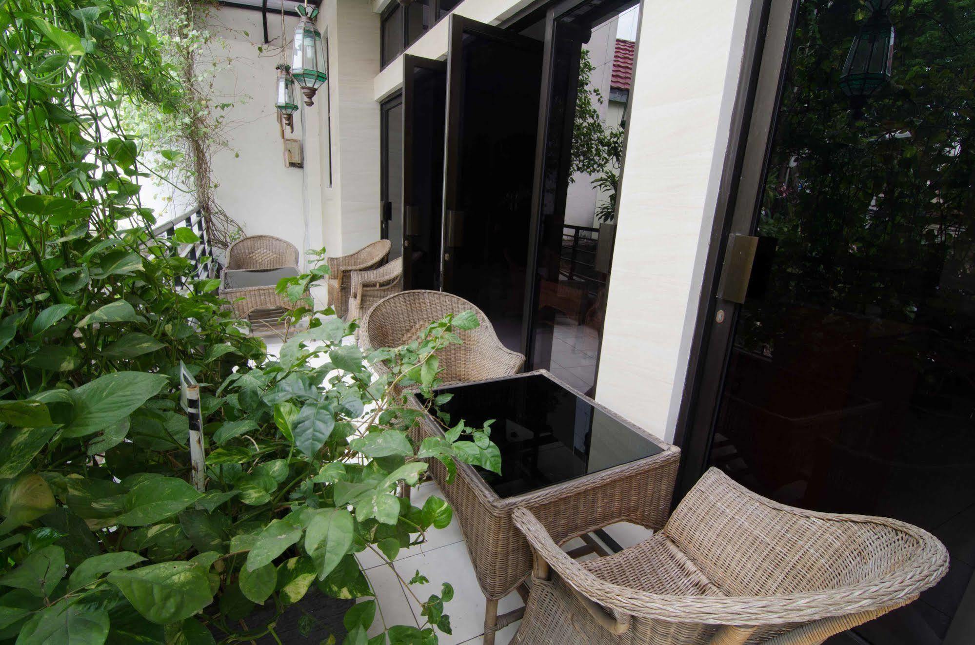 Reddoorz Near Gubeng Station Hotel Surabaya Exterior photo