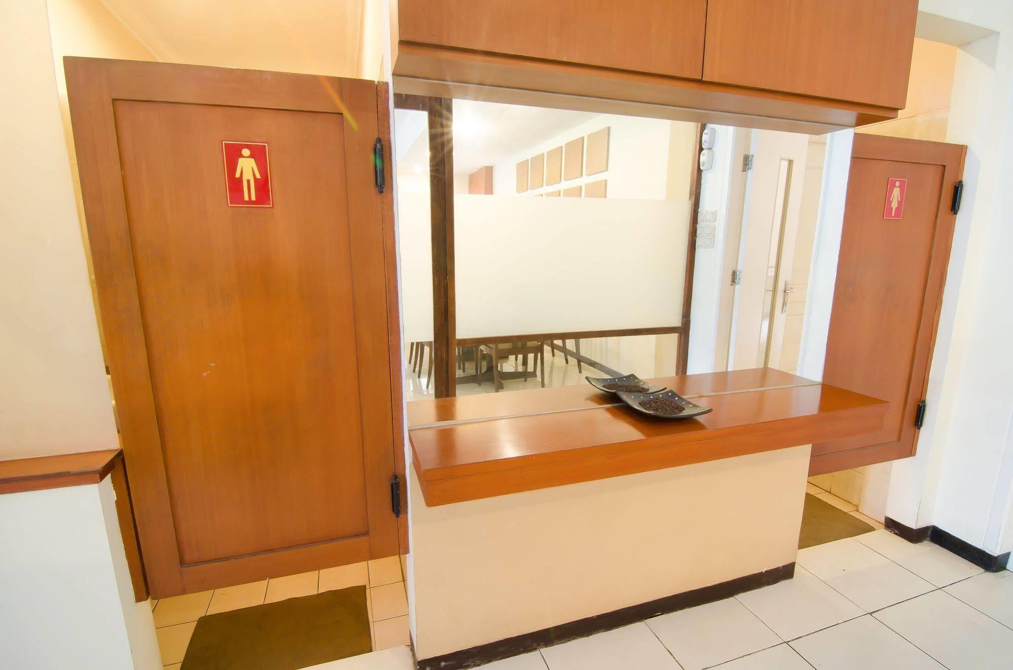 Reddoorz Near Gubeng Station Hotel Surabaya Exterior photo