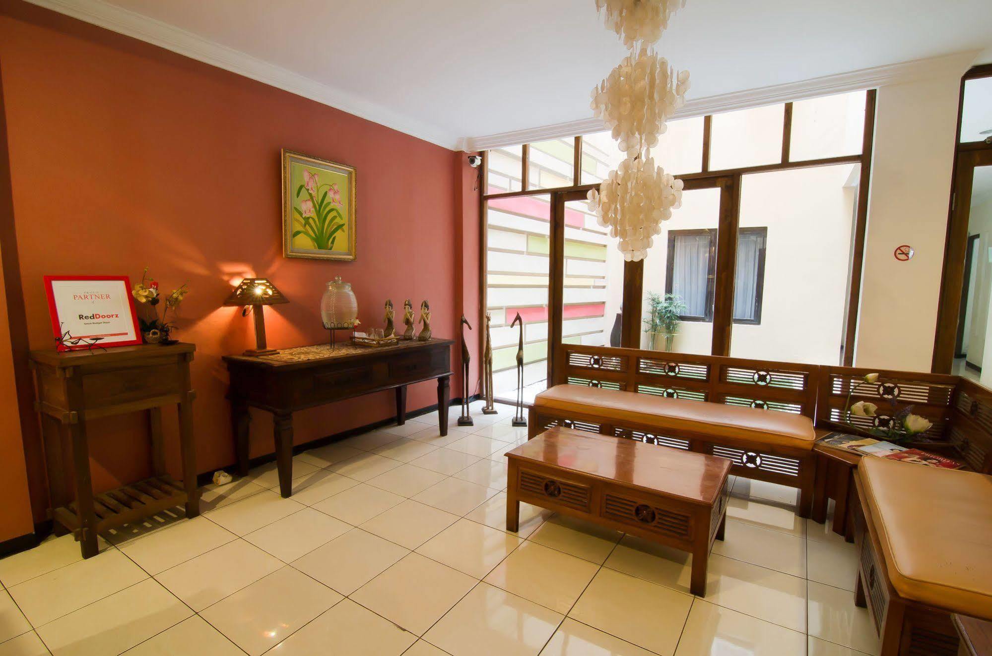 Reddoorz Near Gubeng Station Hotel Surabaya Exterior photo