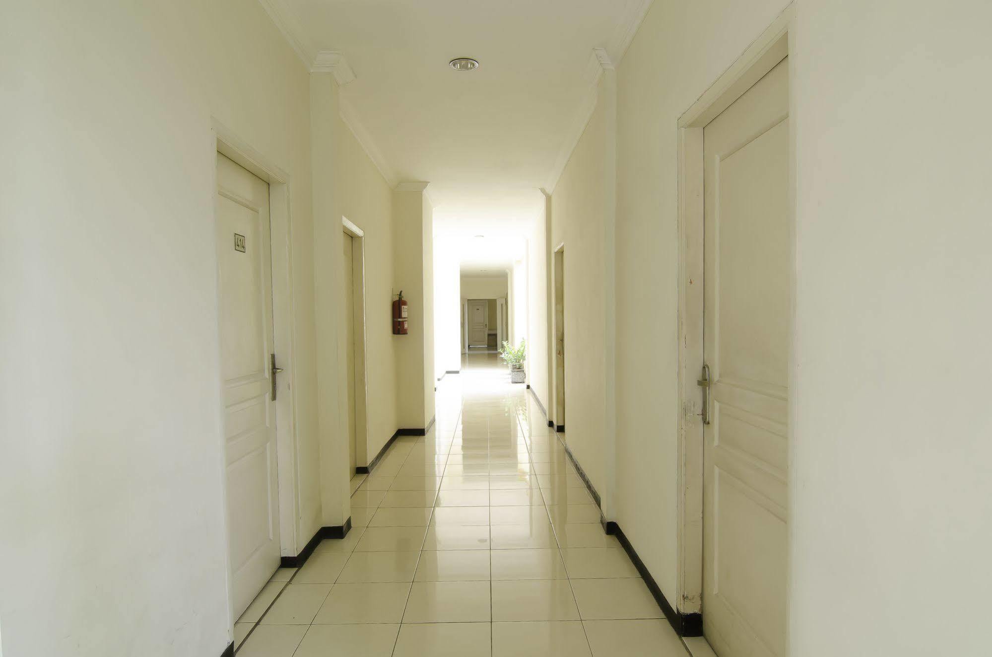 Reddoorz Near Gubeng Station Hotel Surabaya Exterior photo